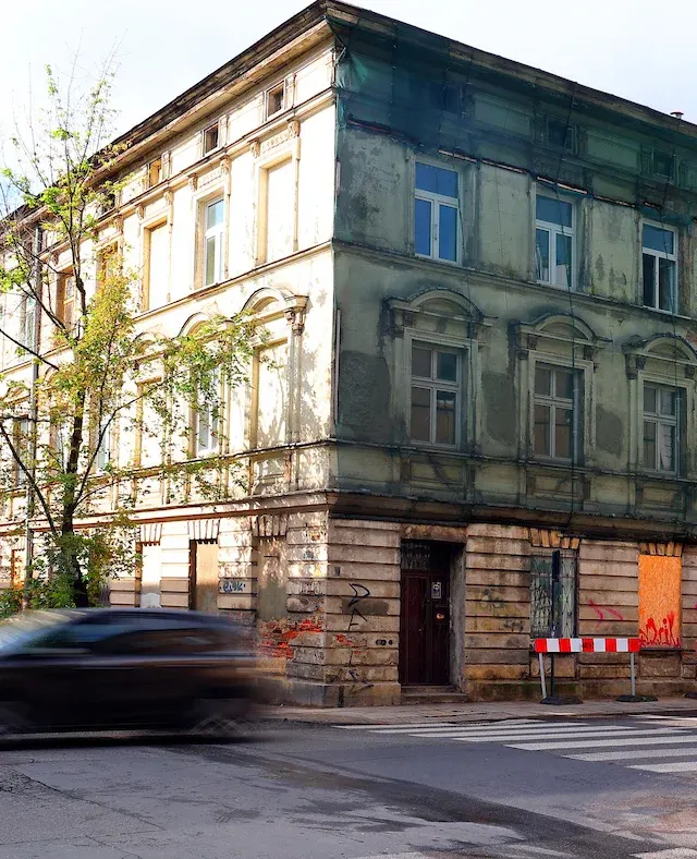 Kamienica przy Dowborczyków 23 czeka na projekt remontu. Najpierw dokumentacja, potem prace