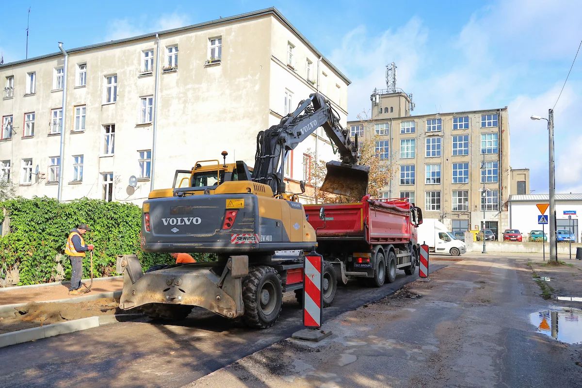 Na Łomżyńskiej leży pierwsza warstwa asfaltu. Remont wchodzi w kolejny etap