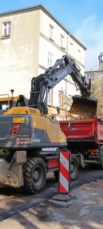 Na Łomżyńskiej leży pierwsza warstwa asfaltu. Remont wchodzi w kolejny etap
