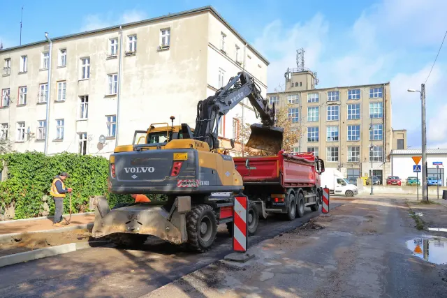 Na Łomżyńskiej leży pierwsza warstwa asfaltu. Remont wchodzi w kolejny etap