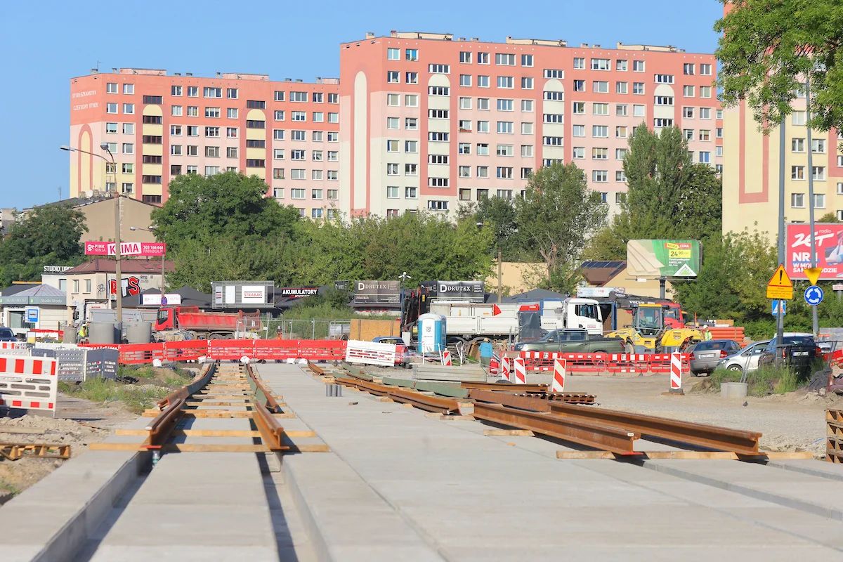 Pierwsze szyny już na Broniewskiego. Tramwaje dopiero w 2028 roku