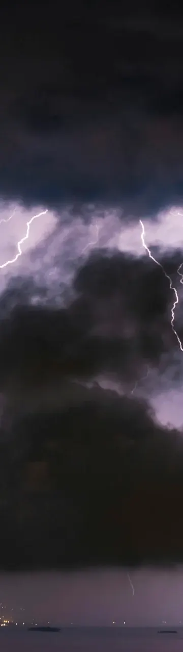 Burze nad Łodzią po południu. Wiatr do 85 km/h i grad