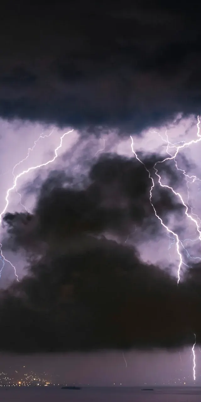 Burze nad Łodzią po południu. Wiatr do 85 km/h i grad