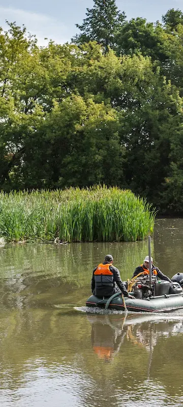 Łódź testuje sposób na muł. Do wody trafiają mikroorganizmy