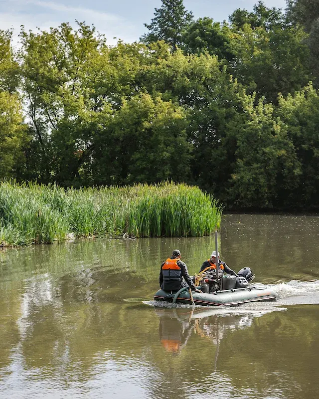 Łódź testuje sposób na muł. Do wody trafiają mikroorganizmy