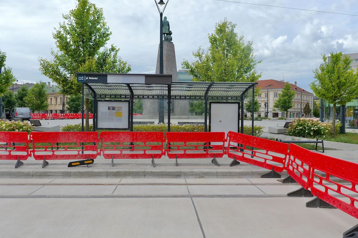 Beton już jest na Placu Wolności. Barierki zostaną na tygodnie