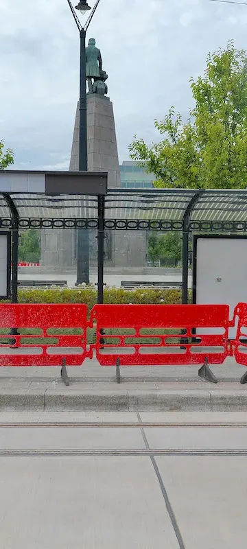 Beton już jest na Placu Wolności. Barierki zostaną na tygodnie
