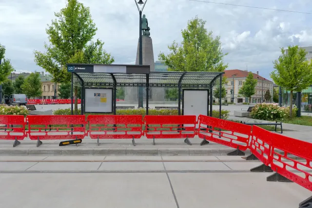 Beton już jest na Placu Wolności. Barierki zostaną na tygodnie