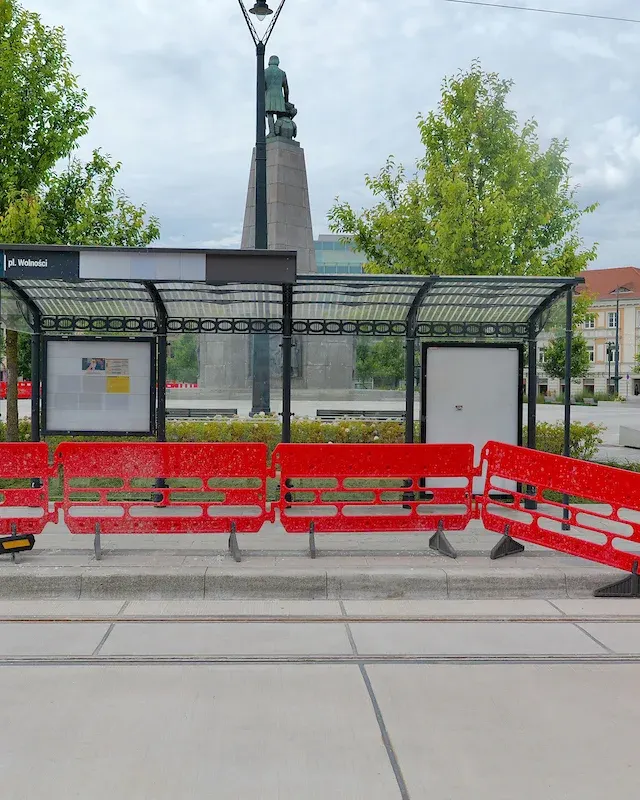 Beton już jest na Placu Wolności. Barierki zostaną na tygodnie