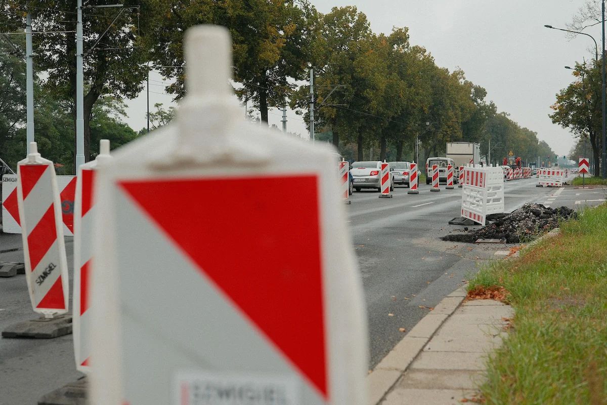 Nowe zwężenia na Pabianickiej. Remont przesuwa się w stronę centrum