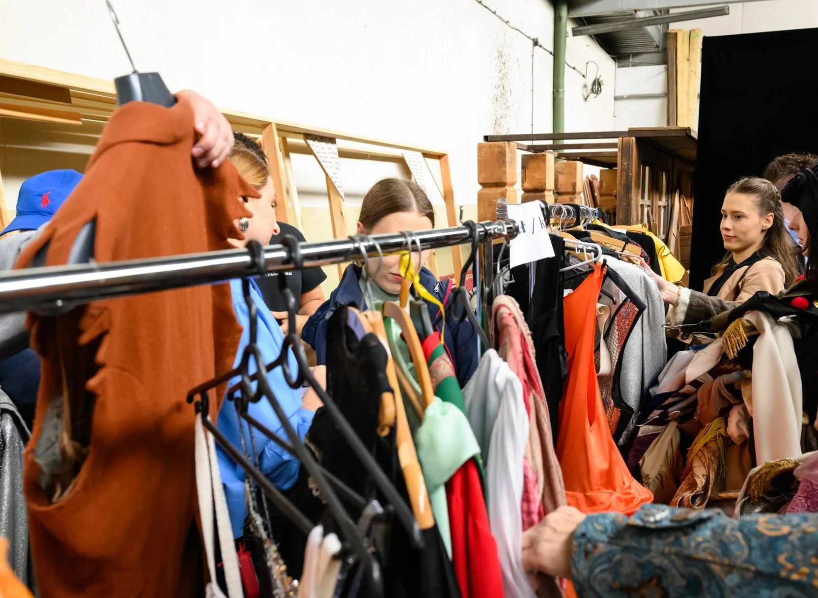 Teatr w Łodzi znów wyprzedaje kostiumy. 400 kreacji na wagę