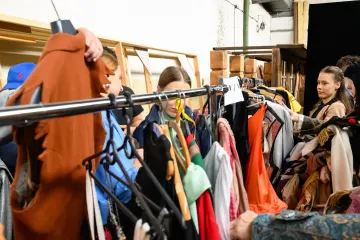 Teatr w Łodzi znów wyprzedaje kostiumy. 400 kreacji na wagę