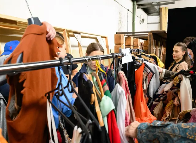 Teatr w Łodzi znów wyprzedaje kostiumy. 400 kreacji na wagę