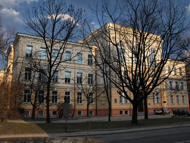 Policja przy III LO w Łodzi. Szkoła zaostrza zasady bezpieczeństwa