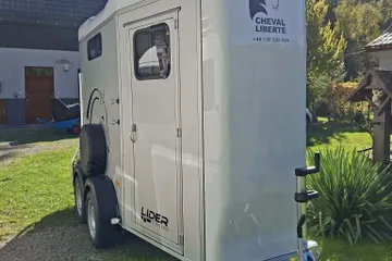 Nowa przyczepa dla koni pomoże ratować dzikie zwierzęta w Łodzi
