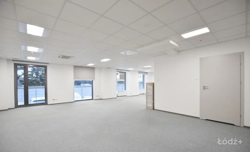Biuro w nowoczesnym biurowcu poza centrum – zdjęcie 3