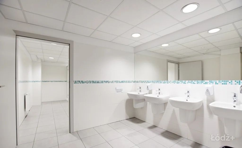 Biuro w nowoczesnym biurowcu poza centrum – zdjęcie 12
